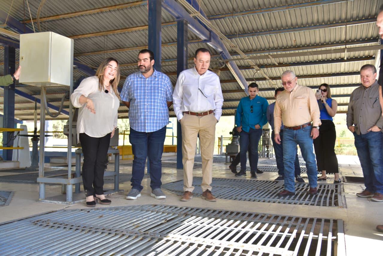Antonio Menéndez de Llano Bermúdez en la planta potabilizadora Río Fuerte