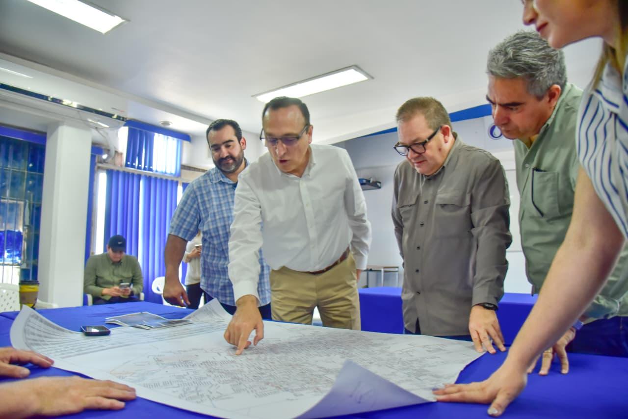 Antonio Menéndez de Llano Bermúdez en la planta potabilizadora Río Fuerte