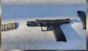 Arma y cartuchos asegurados en Aguaruto, Culiacán