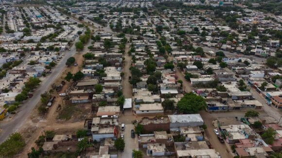 Tras 30 años de espera, Villas del Sol, en Mazatlán, Sinaloa, ve llegar el pavimento y la esperanza con el gobierno de Estrella Palacios