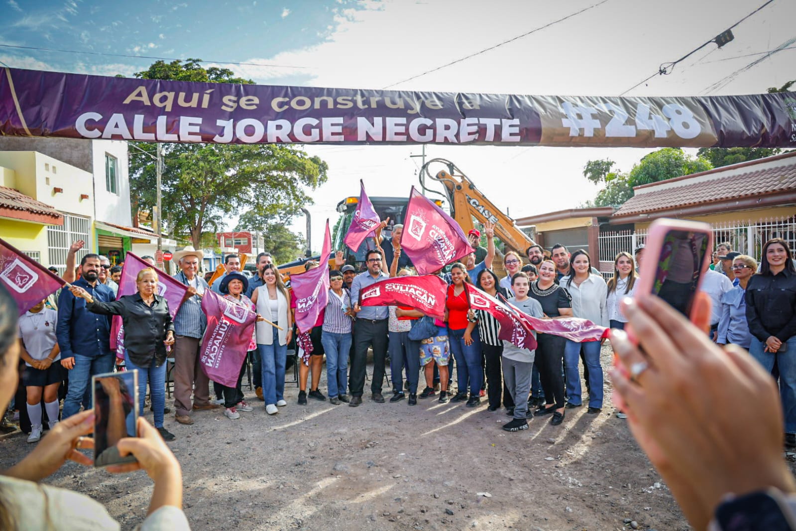 Gámez Mendívil en el arranque de la pavimentación de cinco calles en la Amado Nervo, Culiacán