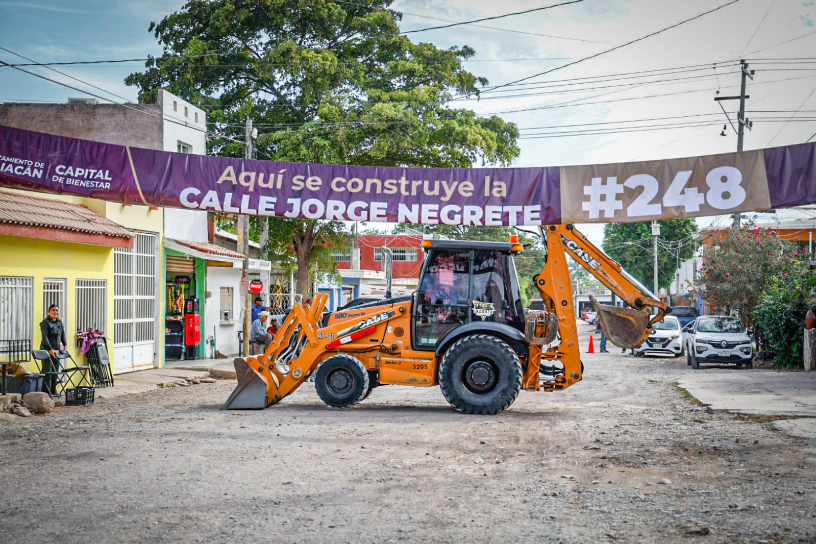 Gámez Mendívil en el arranque de la pavimentación de cinco calles en la Amado Nervo, Culiacán
