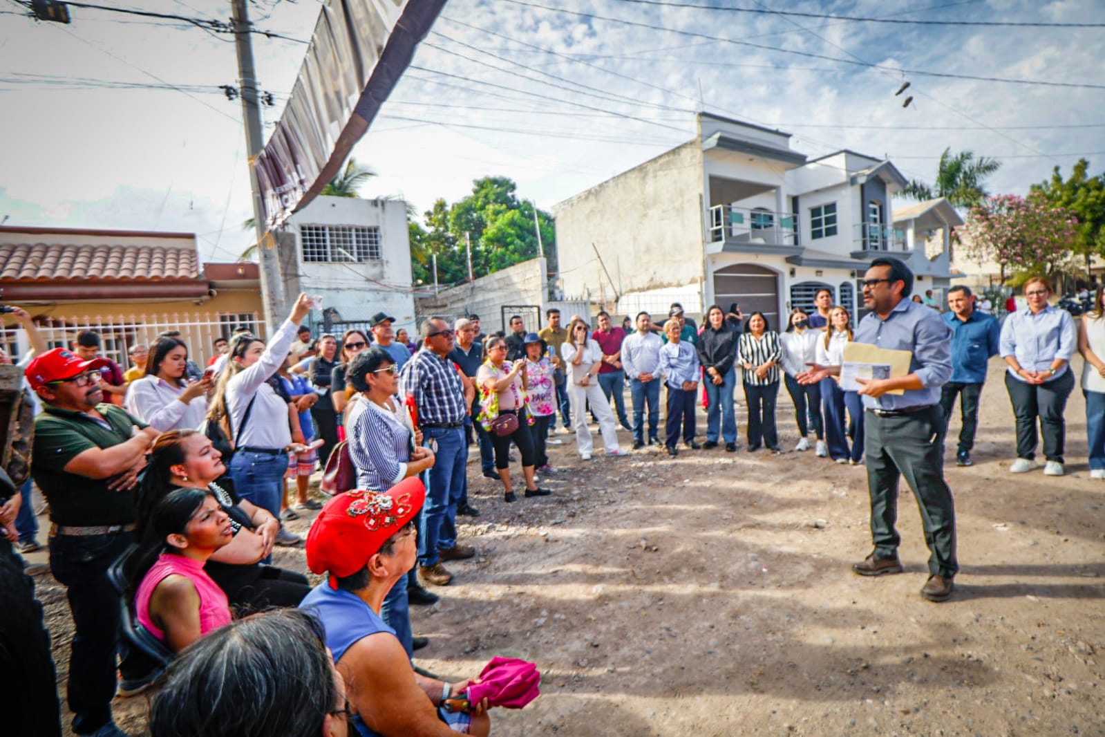 Gámez Mendívil en el arranque de la pavimentación de cinco calles en la Amado Nervo, Culiacán