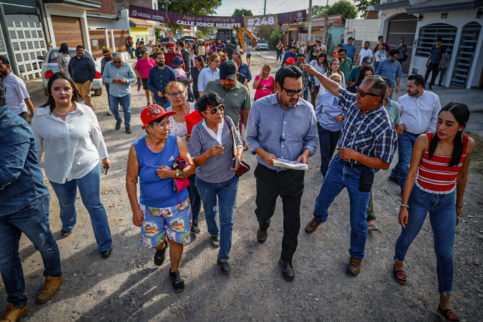Gámez Mendívil en el arranque de la pavimentación de cinco calles en la Amado Nervo, Culiacán
