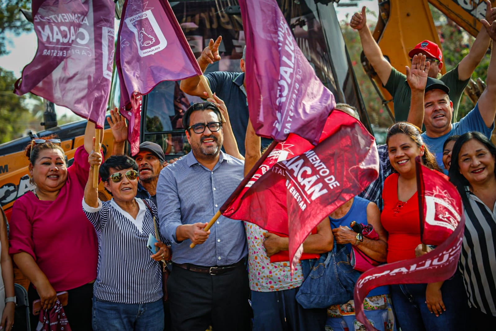 Gámez Mendívil en el arranque de la pavimentación de cinco calles en la Amado Nervo, Culiacán