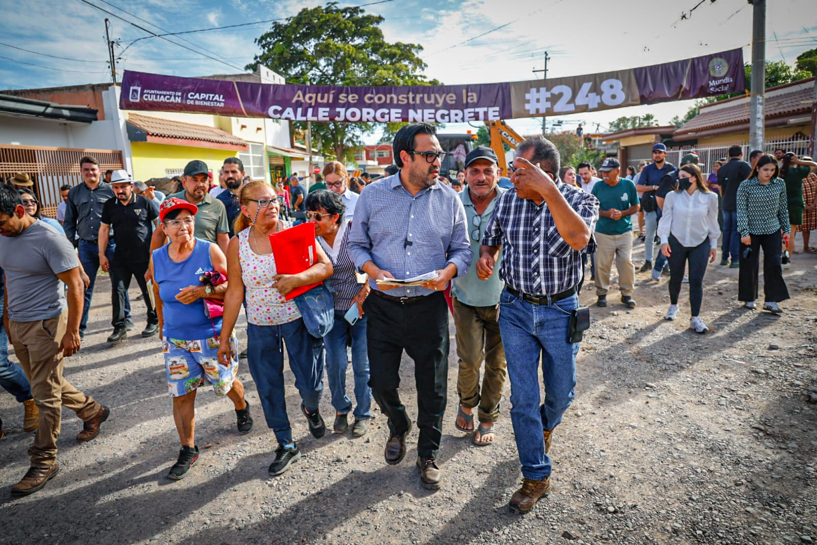 Gámez Mendívil en el arranque de la pavimentación de cinco calles en la Amado Nervo, Culiacán