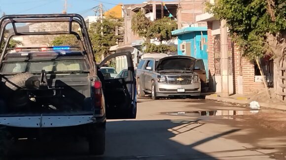 Arrojan artefacto explosivo contra vehículo en el sector Felipe Ángeles, Mazatlán, Sinaloa