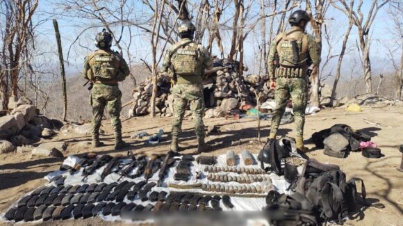 Incauta Marina amplio arsenal y material explosivo en las inmediaciones de La Cruz de Elota, Sinaloa