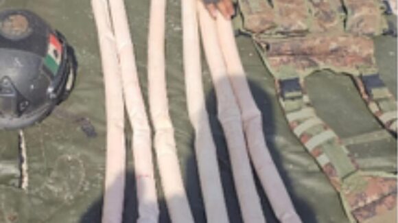Aseguran vehículo con explosivos, cartuchos y equipo táctico en Escuinapa, Sinaloa