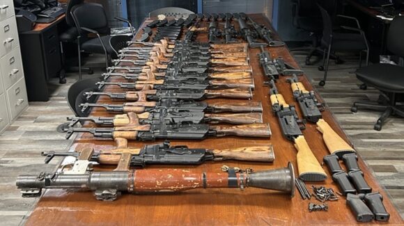 ¡Hasta un lanzacohetes! Con un arsenal y acompaña de menores de edad, mujer intentó contrabandear armas de EU a México