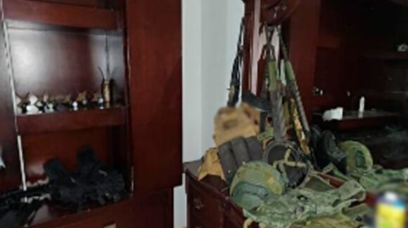 Dan golpe en La Cruz de Elota, Sinaloa y aseguran armas, explosivos, equipo táctico y vehículos
