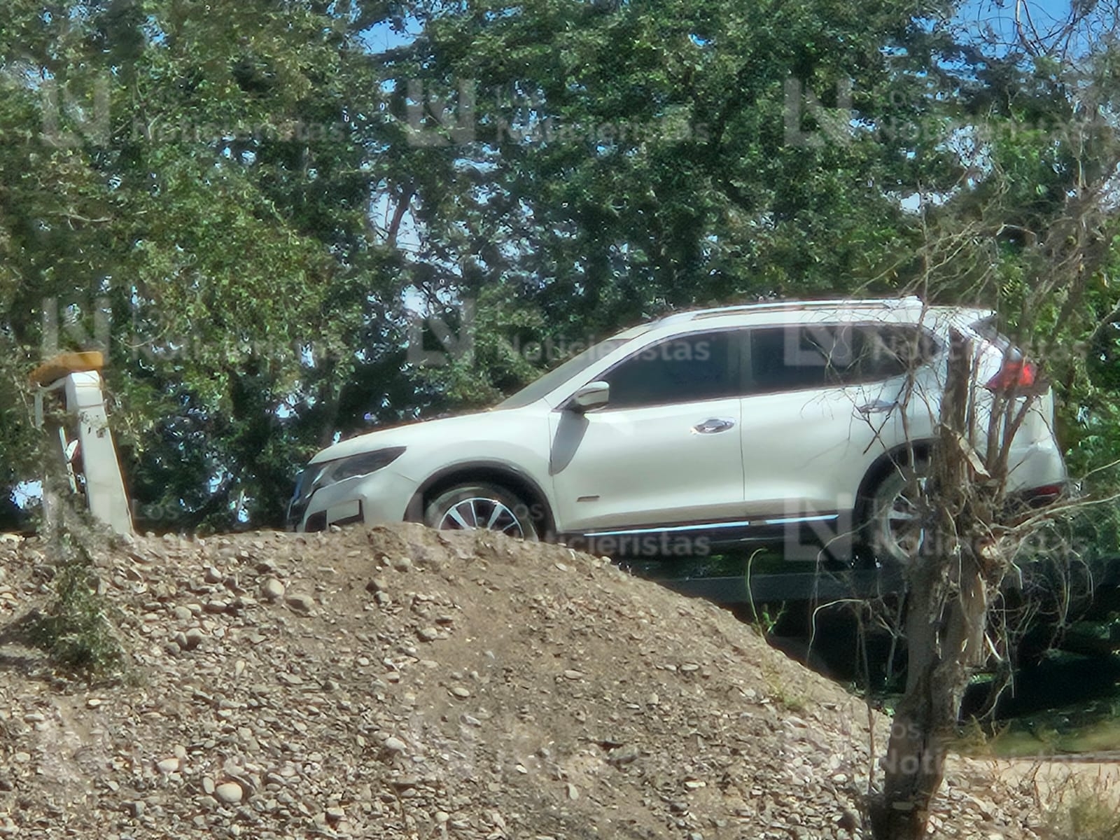 Hallan vehículo cerca de una fosa clandestina en Aguaruto, Sin.