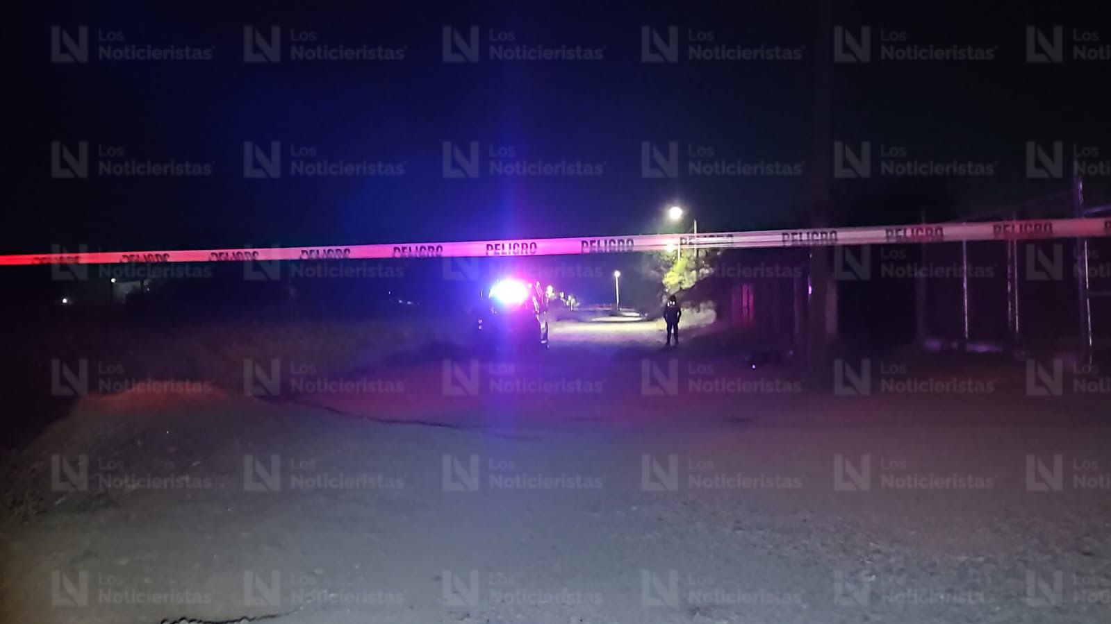 Policía Estatal en camino rural de noche