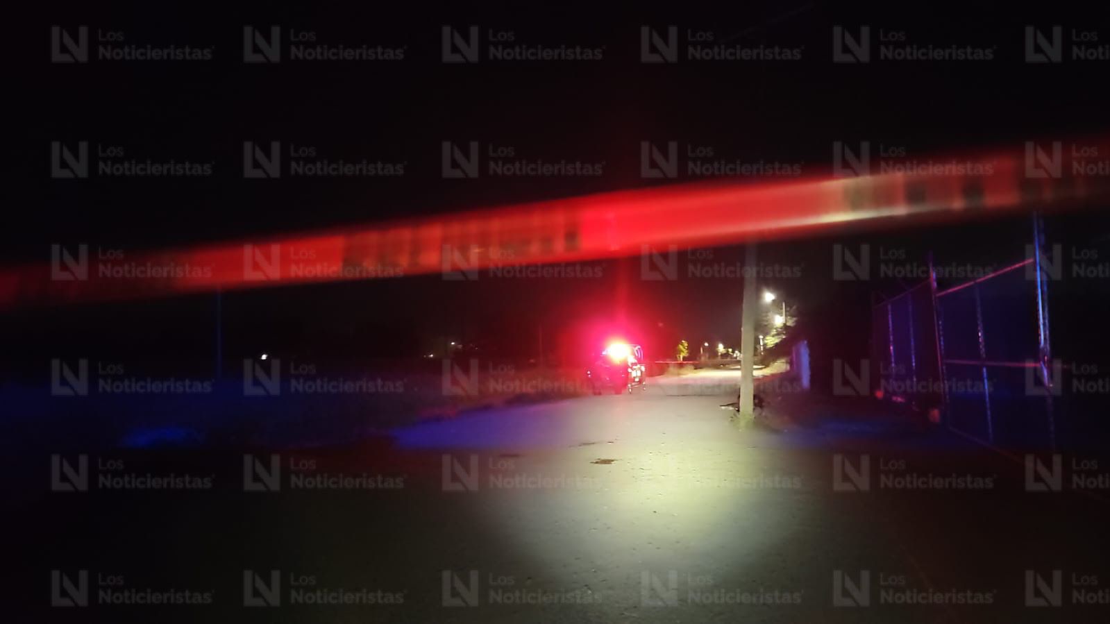 Policía Estatal en camino rural de noche