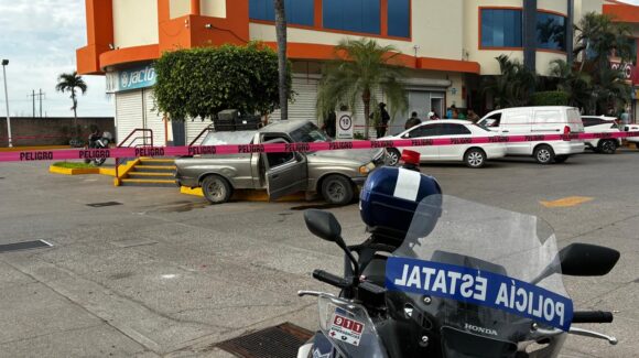 Asesinan a balazos al conductor de una camioneta frente a la entrada de Aguaruto en Culiacán, Sinaloa