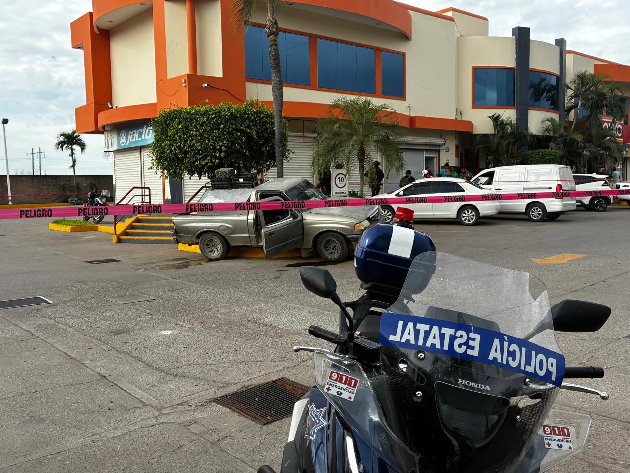Asesinan a balazos al conductor de una camioneta frente a la entrada de Aguaruto en Culiacán, Sinaloa