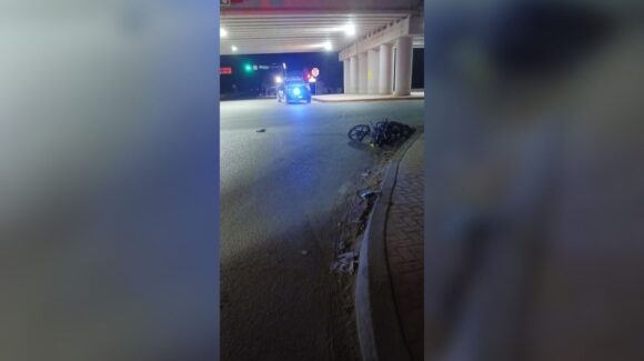 ¡Lo embisten y huyen! Vehículo fantasma deja a motociclista lesionado en Ruiz Cortines, Guasave, Sinaloa