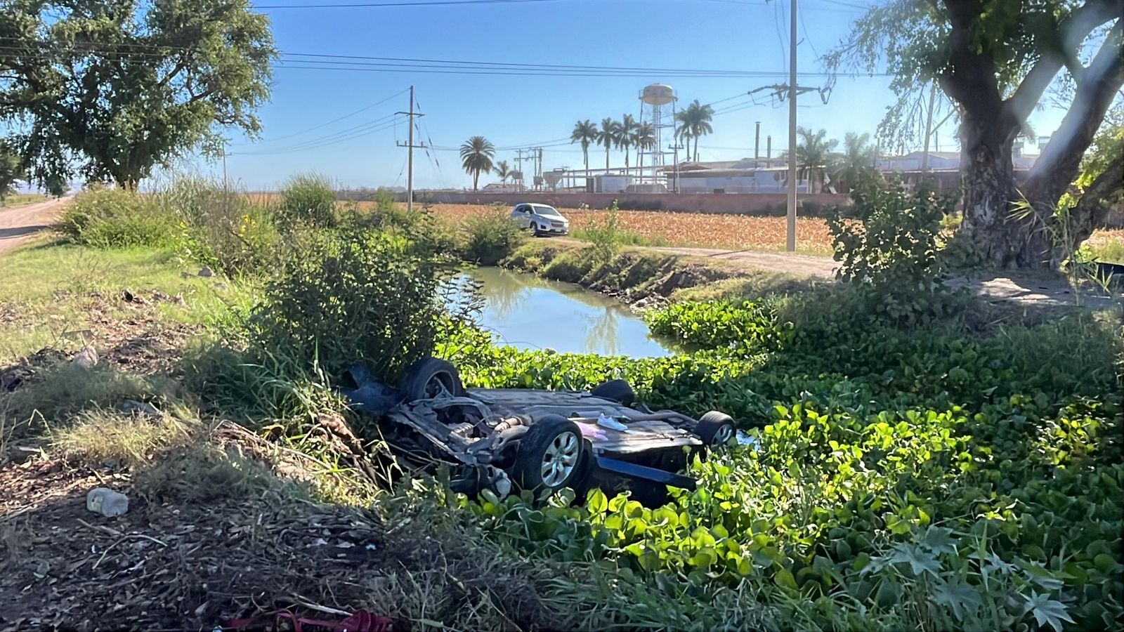 Vehículo cae a canal en ejido Figueroa, Guasave, Sinaloa; no se reportan lesionados