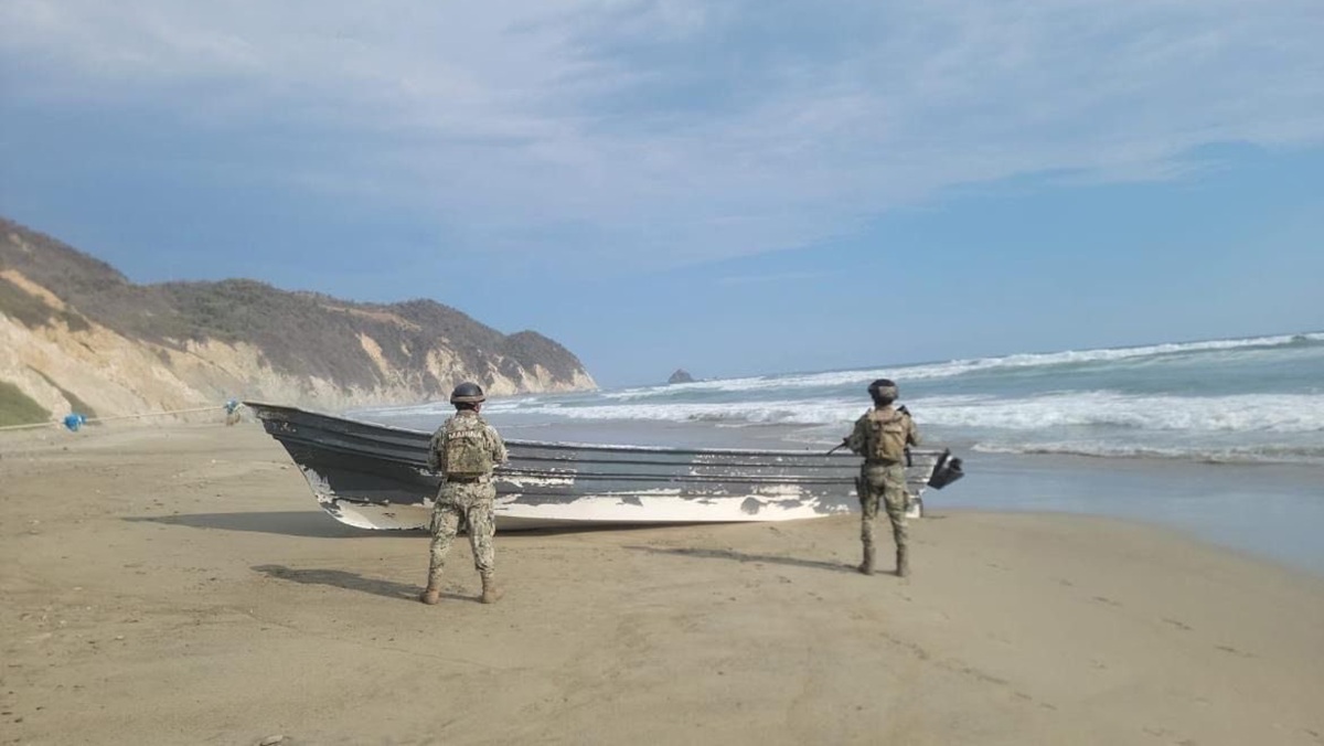 Autoridades resguardando embarcación en Michoacán