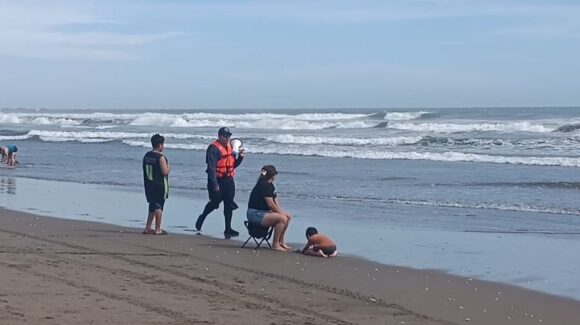 Desalojan playas de Las Glorias, en Guasave, Sinaloa, por mar de fondo; autoridades refuerzan vigilancia