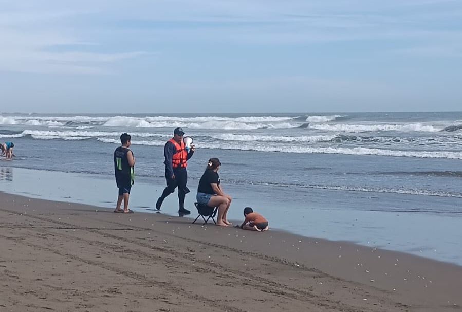 Autoridades vigilan playas de Las Glorias, Guasave, por mar de fondo