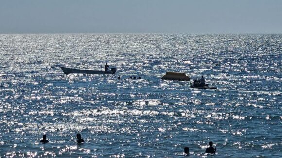Actúan salvavidas de Mazatlán, Sinaloa y auxilian a tripulantes de banana tras volcarse en el mar