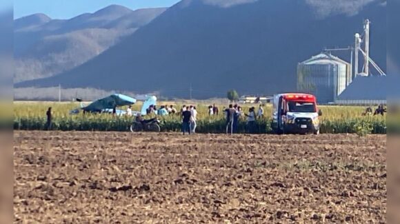 Cae avioneta fumigadora en parcela de Potrero de los Sánchez, Mocorito; piloto de 25 años resulta herido
