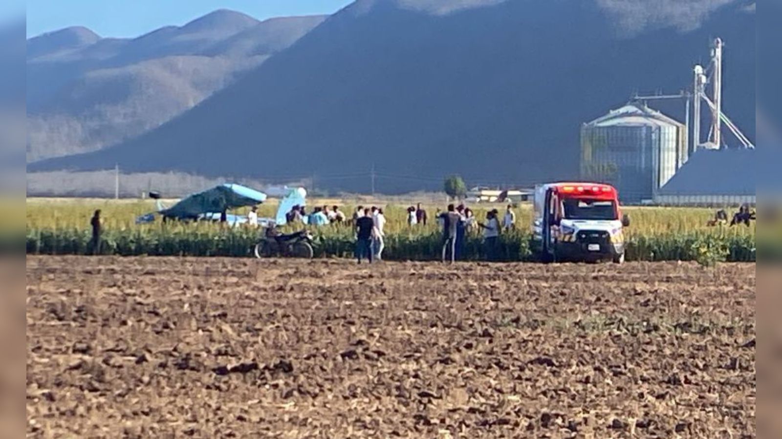 Cae avioneta fumigadora en parcela de Potrero de los Sánchez, Mocorito; piloto de 25 años resulta herido