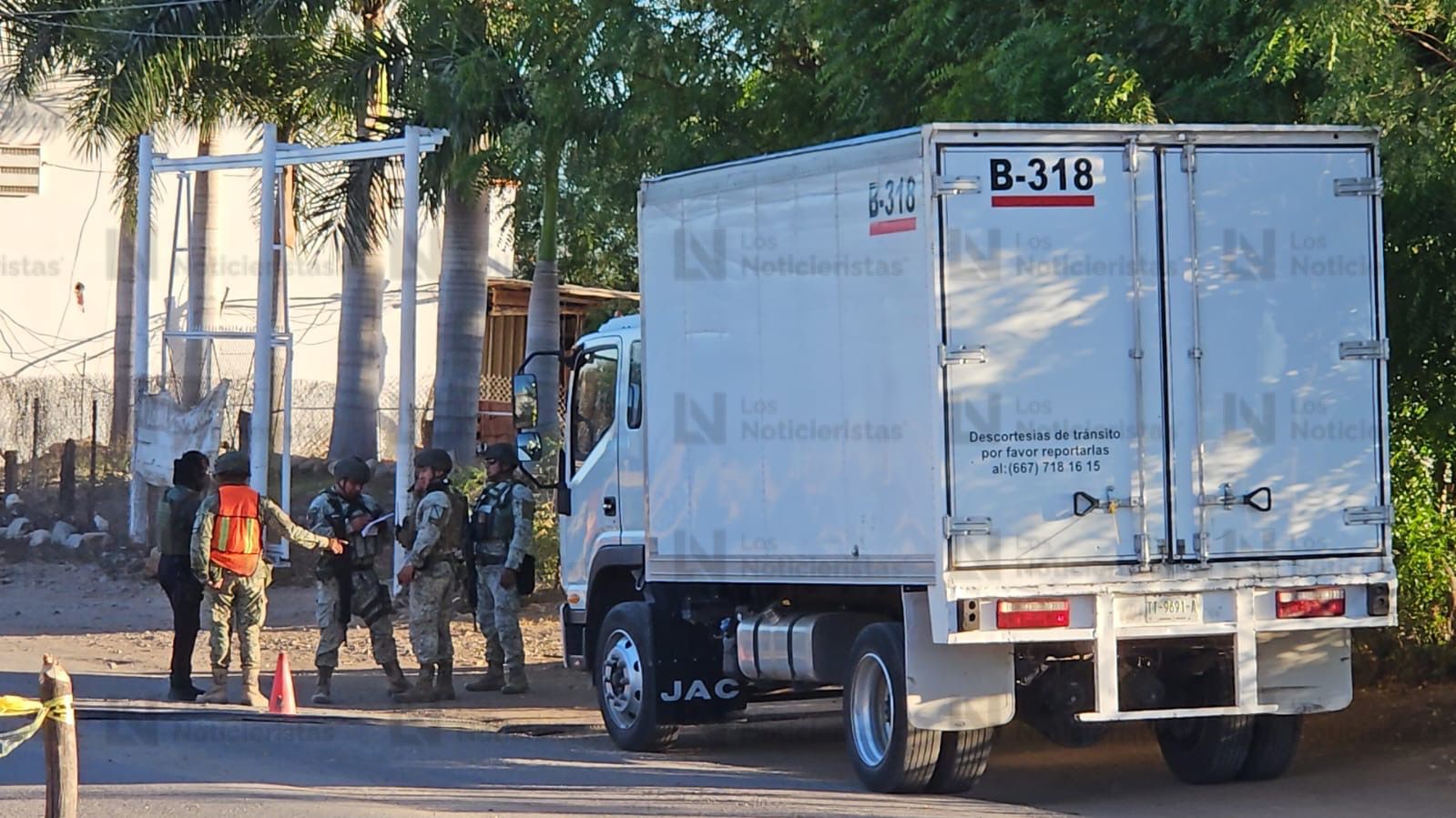 Balean a chofer de tractocamión en carretera a Tepuche, Culiacán