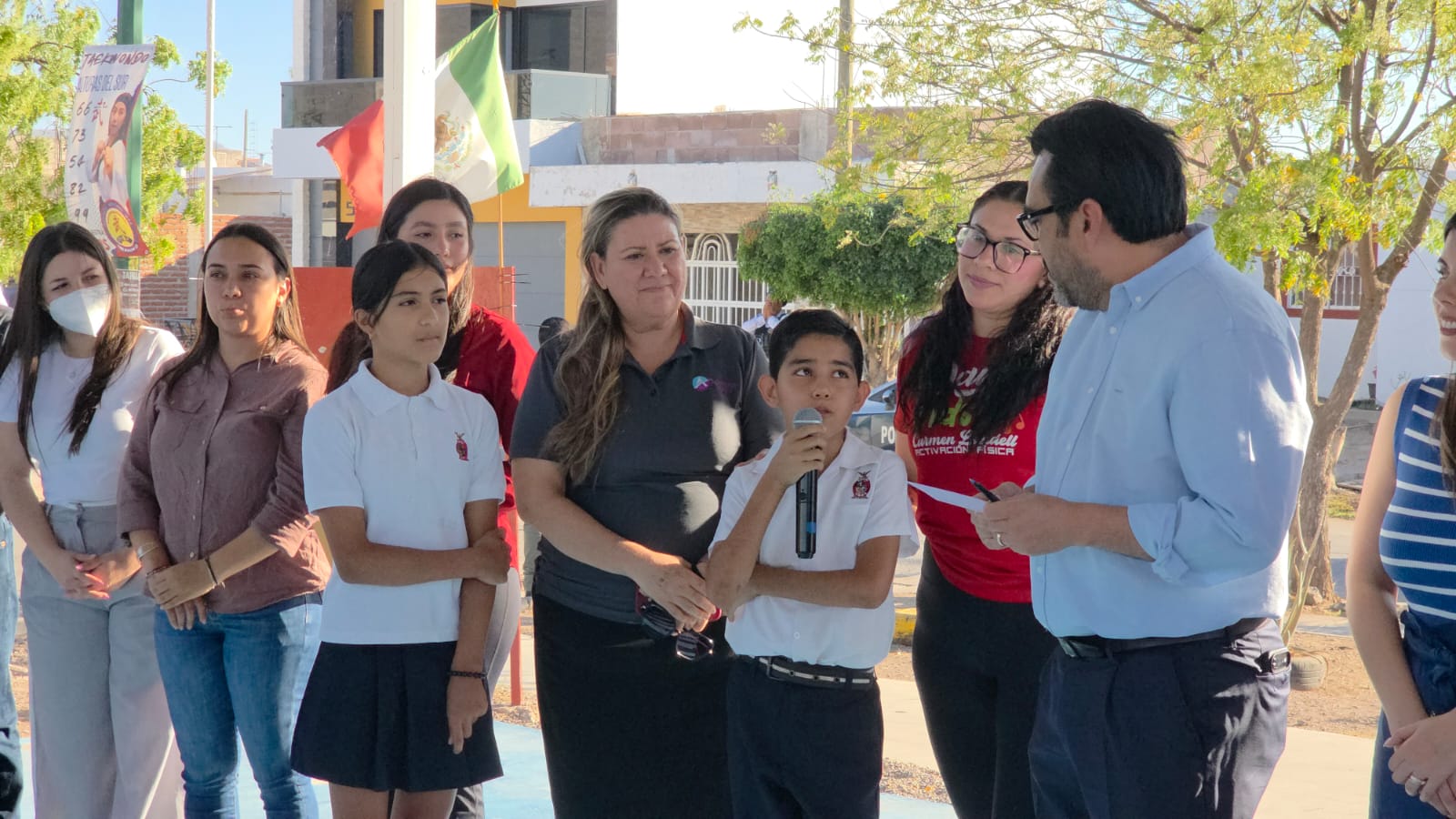 Gámez Mendívil inaugura techumbre en Alturas del Sur