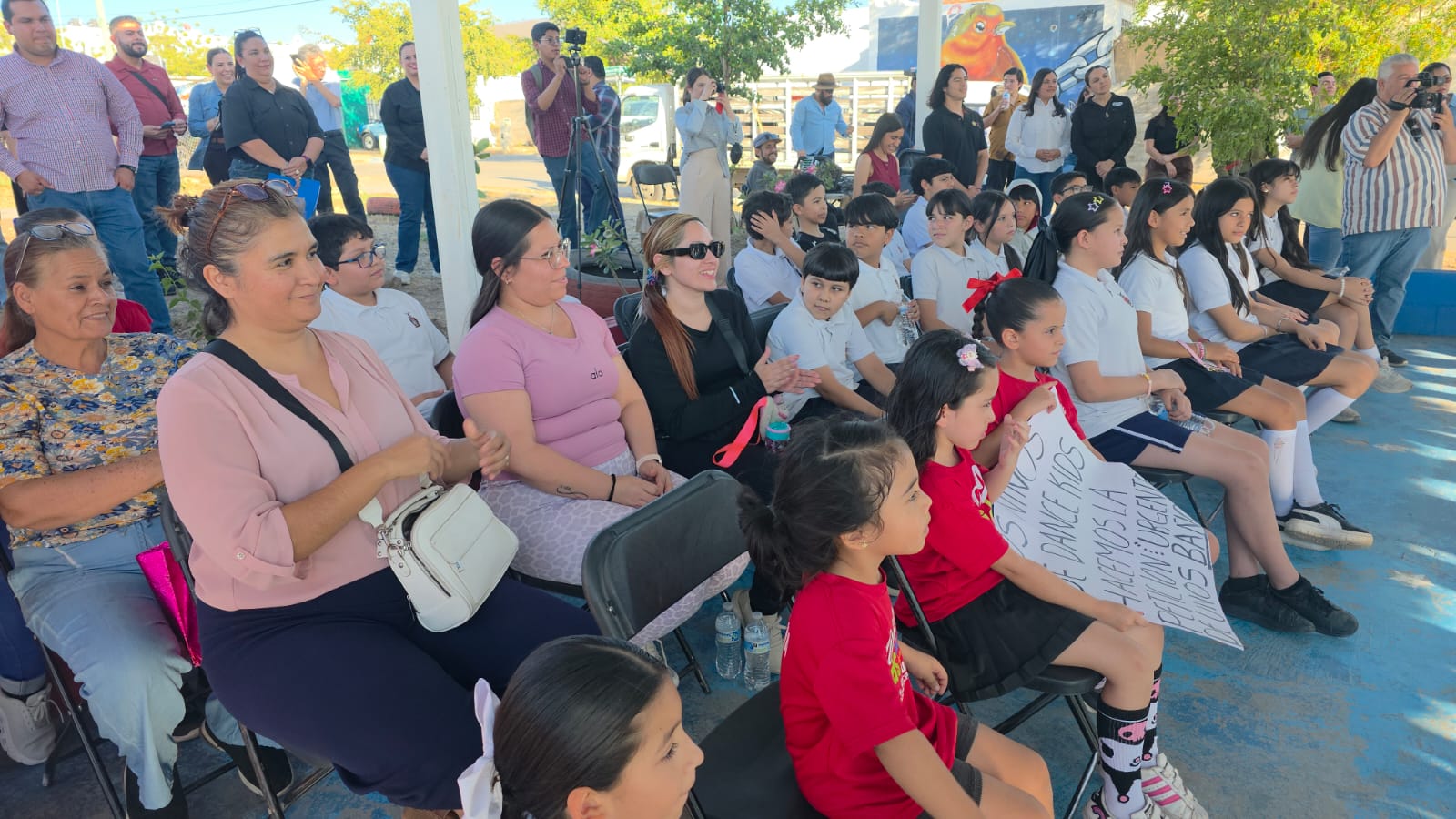 Gámez Mendívil inaugura techumbre en Alturas del Sur