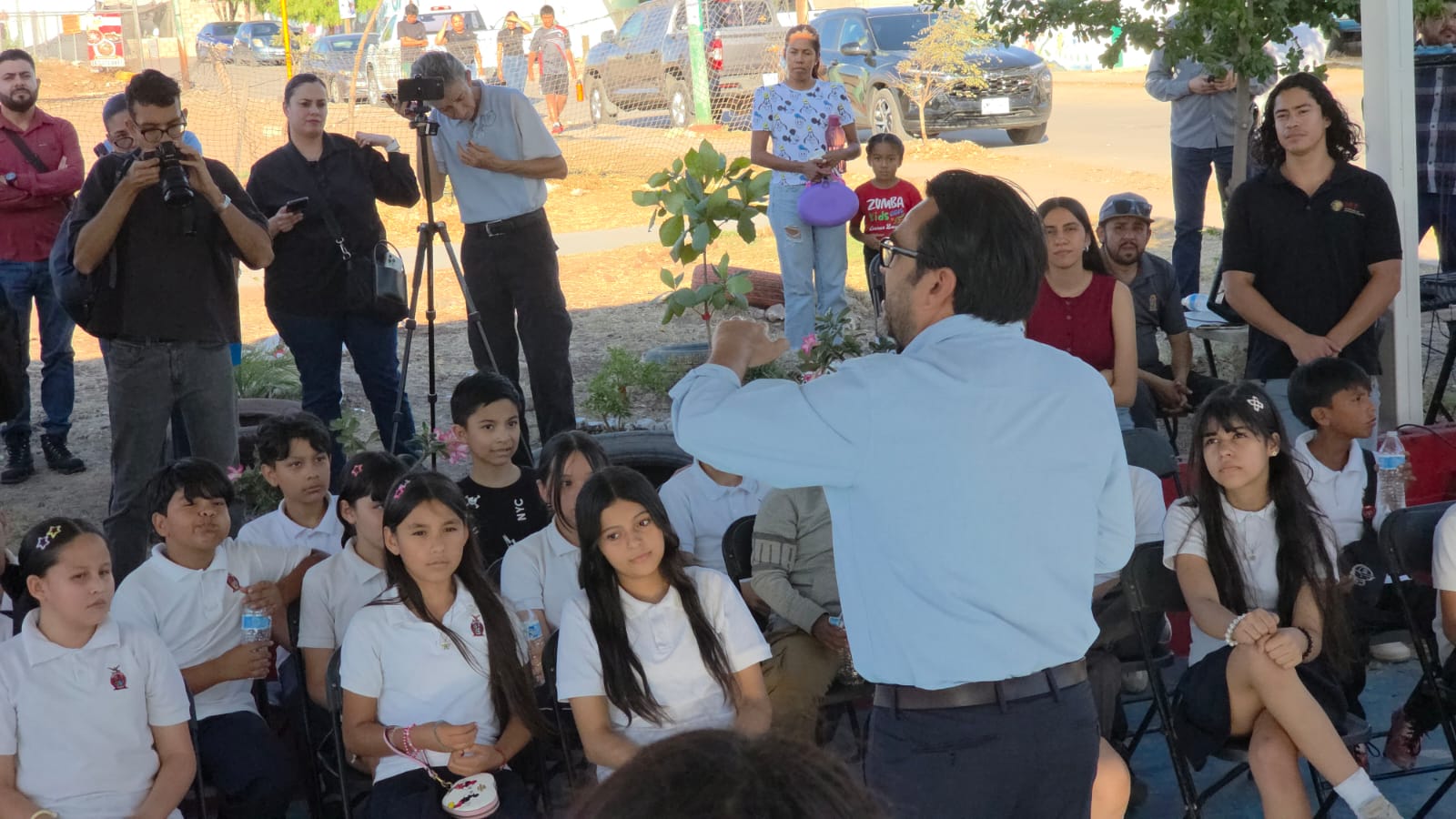 Gámez Mendívil inaugura techumbre en Alturas del Sur