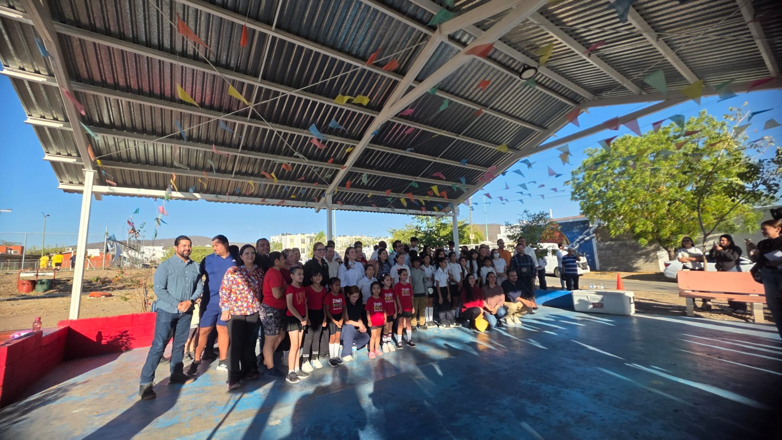 Gámez Mendívil inaugura techumbre en Alturas del Sur