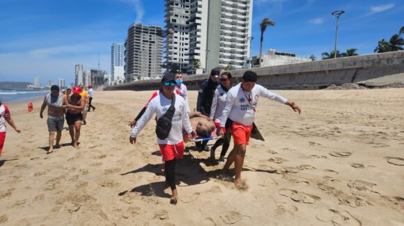 ¡Le “hicieron” confianza y la corriente los traicionó! Rescatan a dos bañistas en Mazatlán, Sinaloa