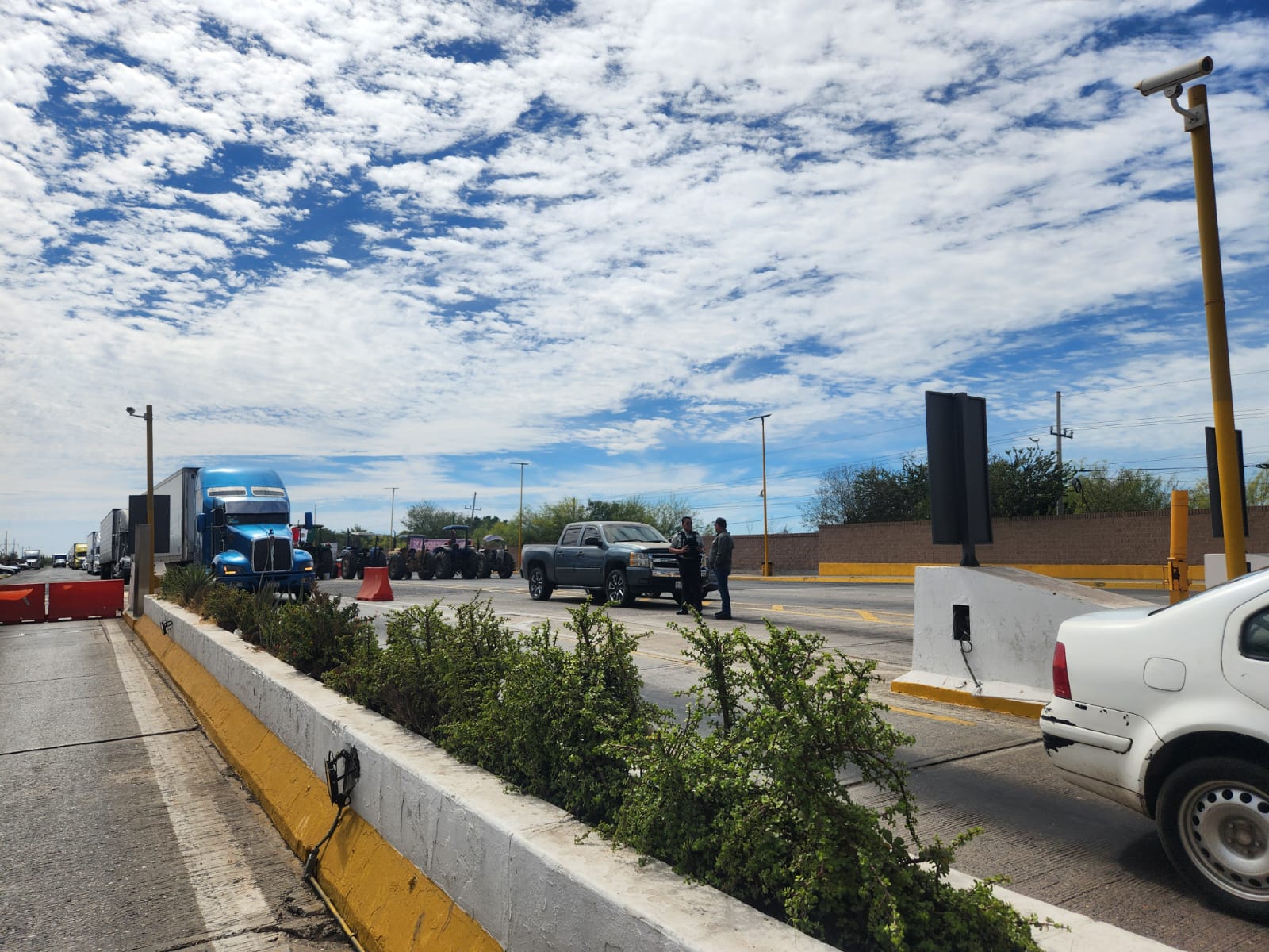 Manifestación de agricultores en la caseta de Cuatro Caminos en Guasave