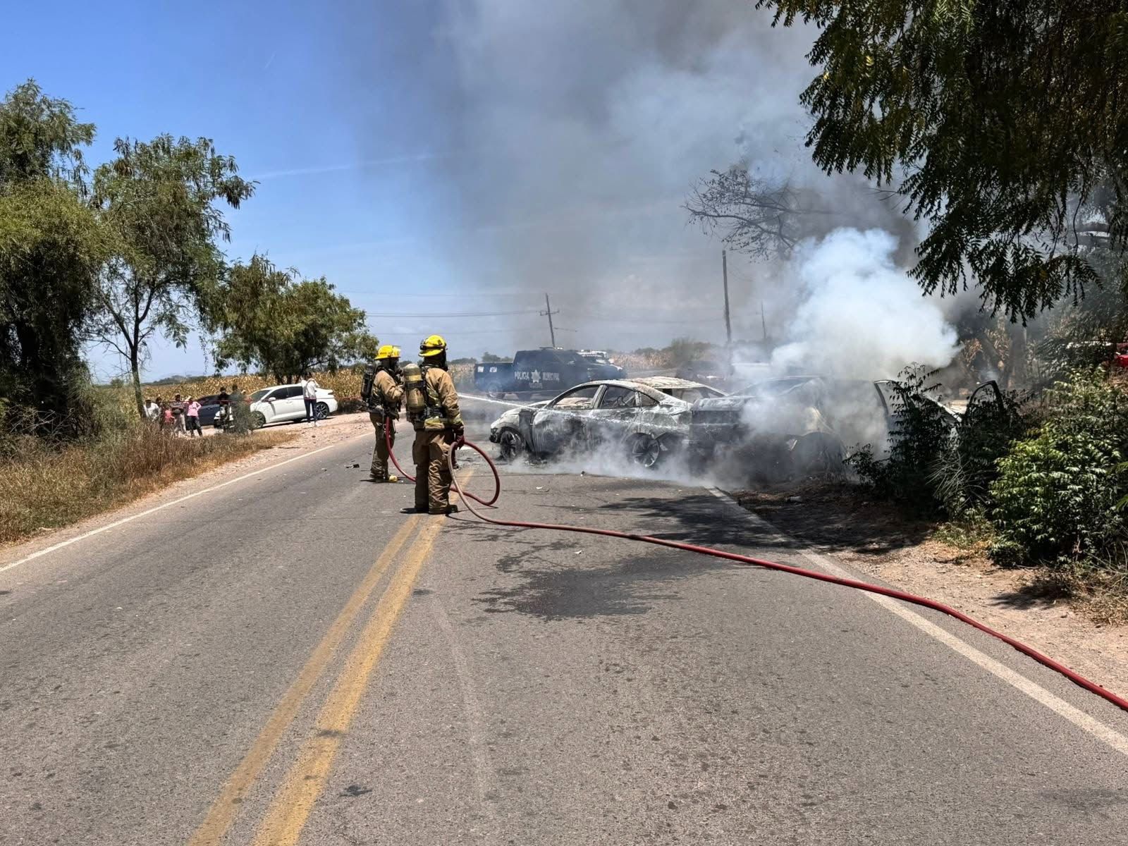 Bomberos de Guasave controlan incendio de vehículo