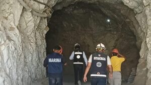 busca de mineros en la mina santa fe en el rosario