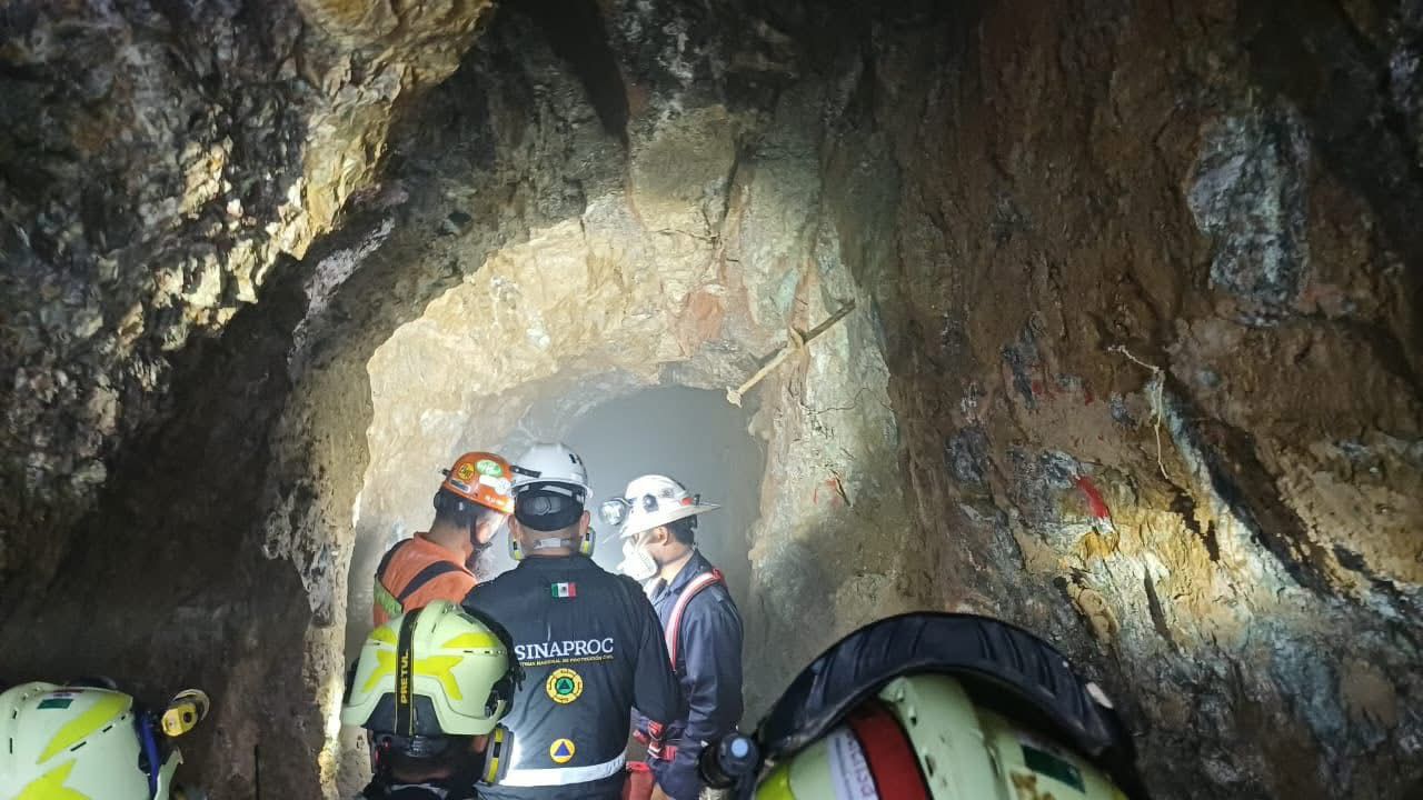 Autoridades mantienen labores ininterrumpidas en la rampa 48-2 Norte para localizar al último minero atrapado.