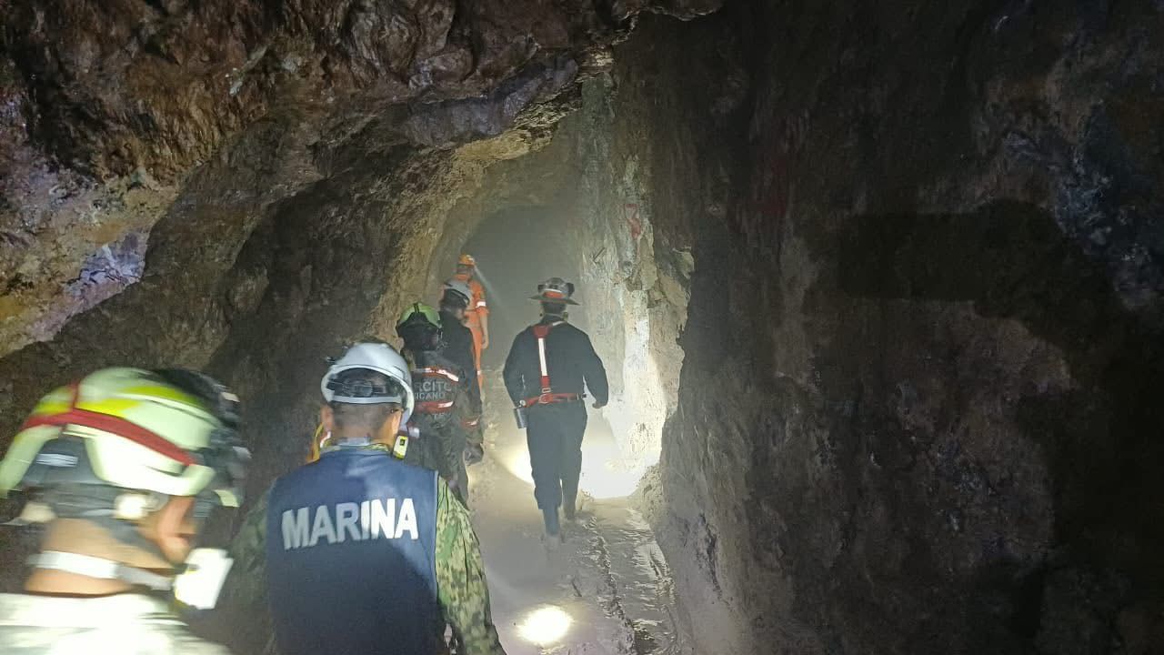 Autoridades mantienen labores ininterrumpidas en la rampa 48-2 Norte para localizar al último minero atrapado.