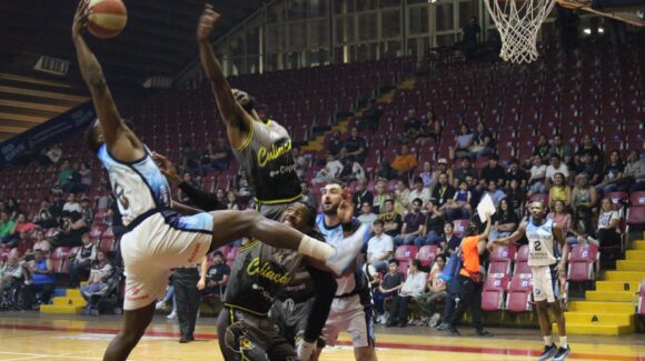 Los Caballeros no pueden ante Astros y vuelven a caer en el Polideportivo Juan S. Millán