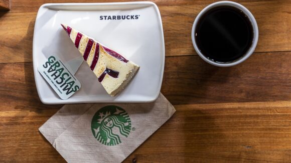 En Starbuck, compra una bebida tamaño grande o venti y obtén una pieza de pan por 49 pesos extra