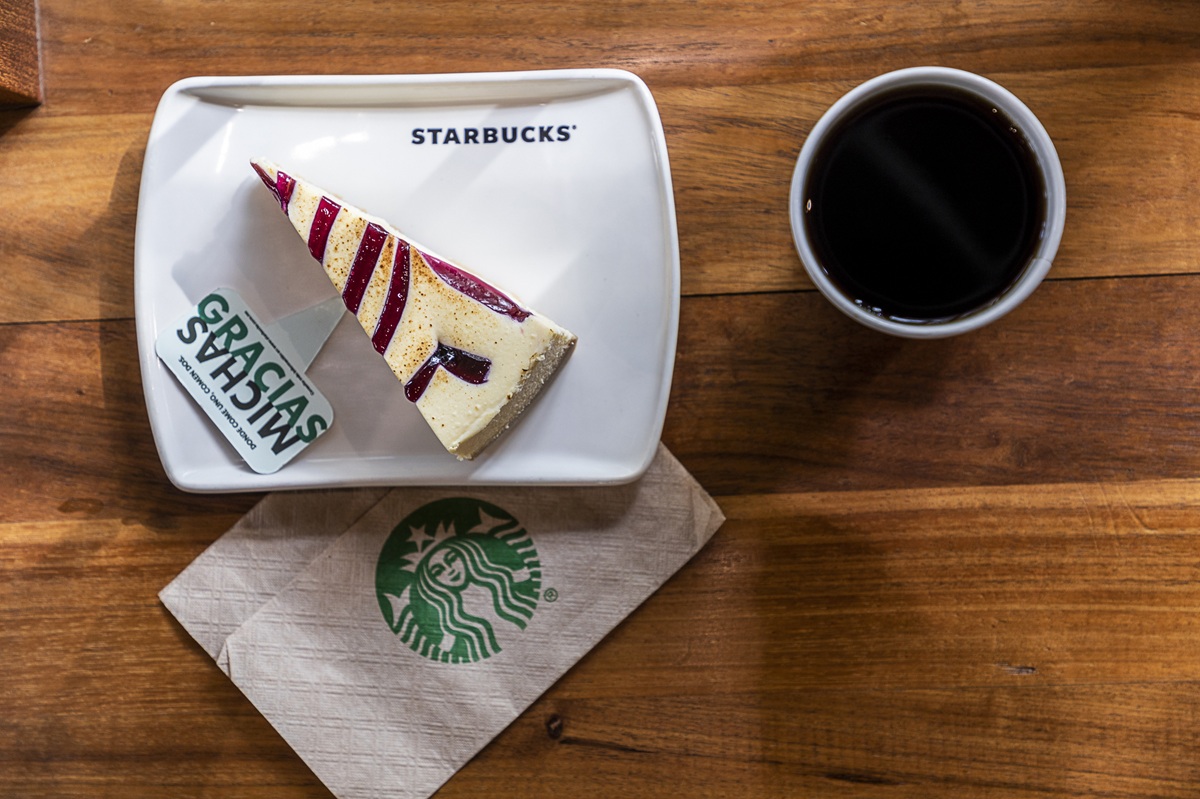 Café y rebanada de postre de Starbucks