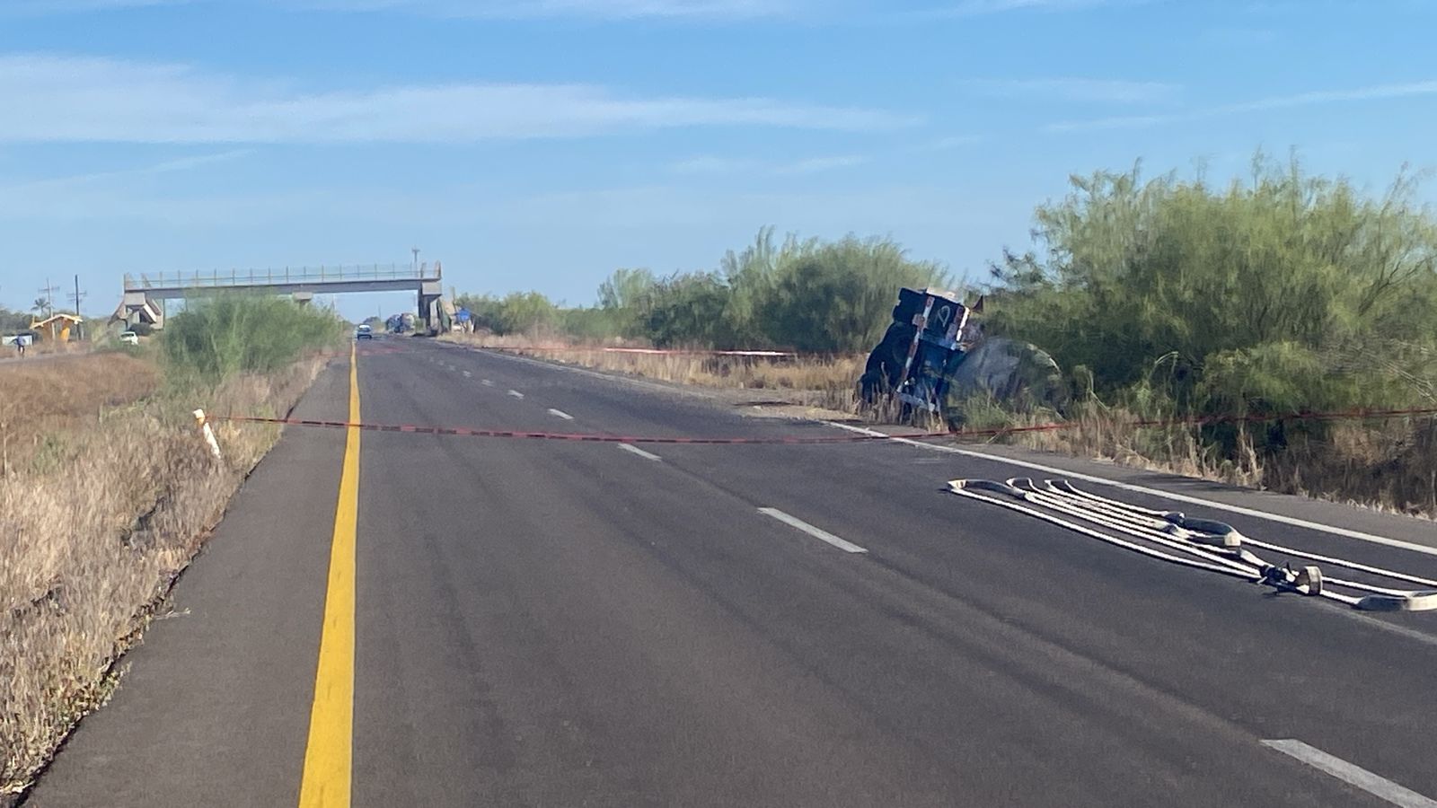 Tráiler con dos cisternas de combustible queda volcado en la México 15