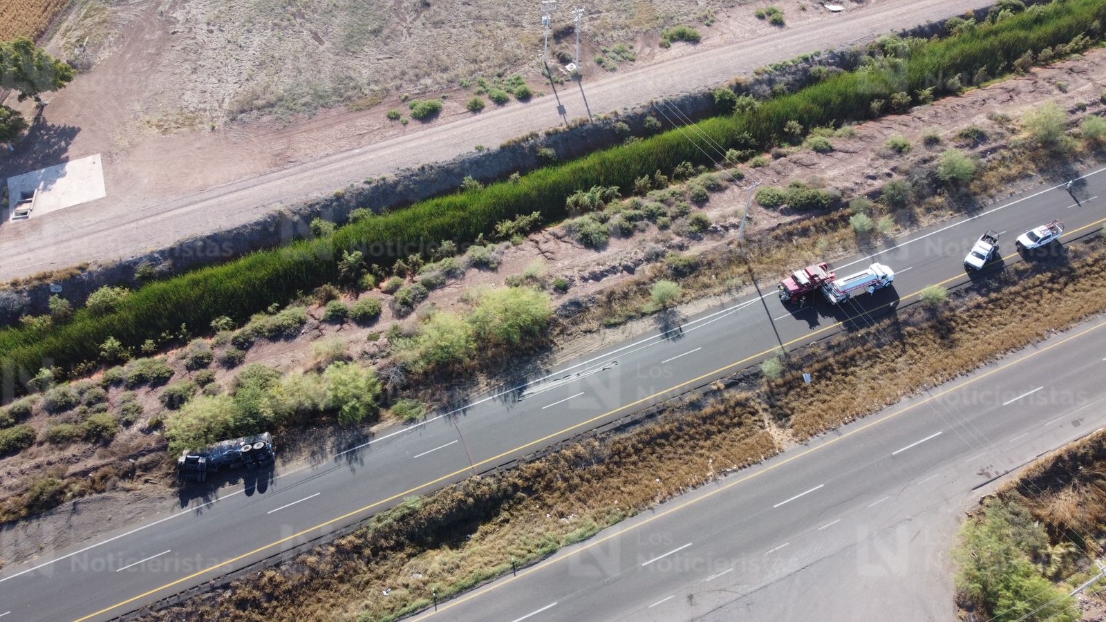 Tráiler con dos cisternas de combustible queda volcado en la México 15