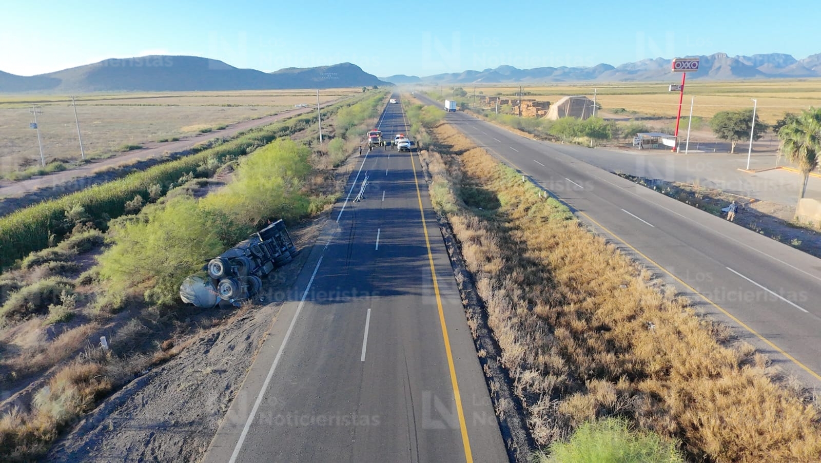 Tráiler con dos cisternas de combustible queda volcado en la México 15