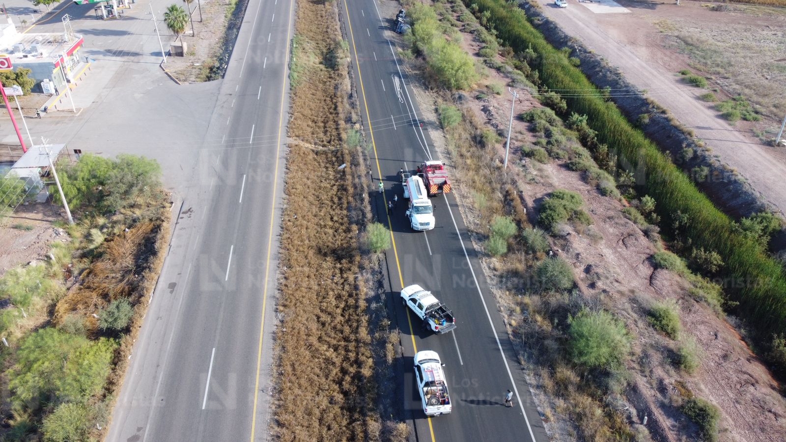 Tráiler con dos cisternas de combustible queda volcado en la México 15