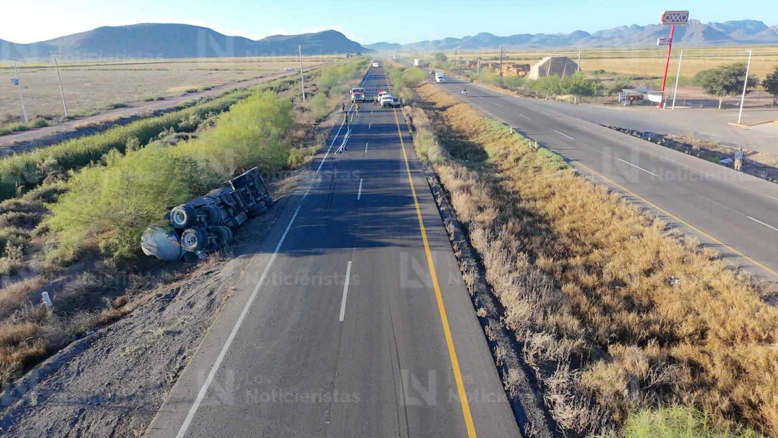 Tráiler con dos cisternas de combustible queda volcado en la México 15