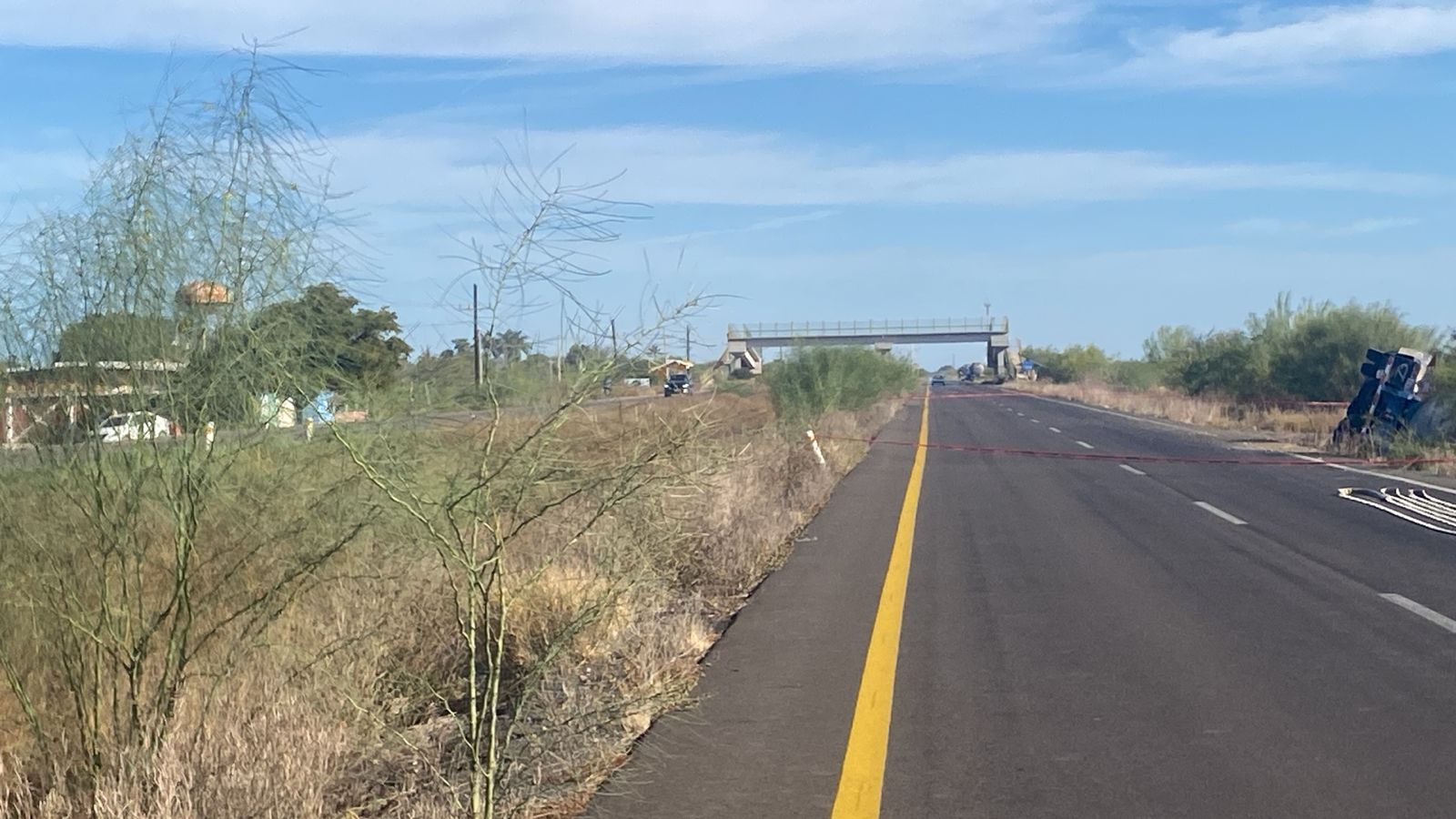 Tráiler con dos cisternas de combustible queda volcado en la México 15