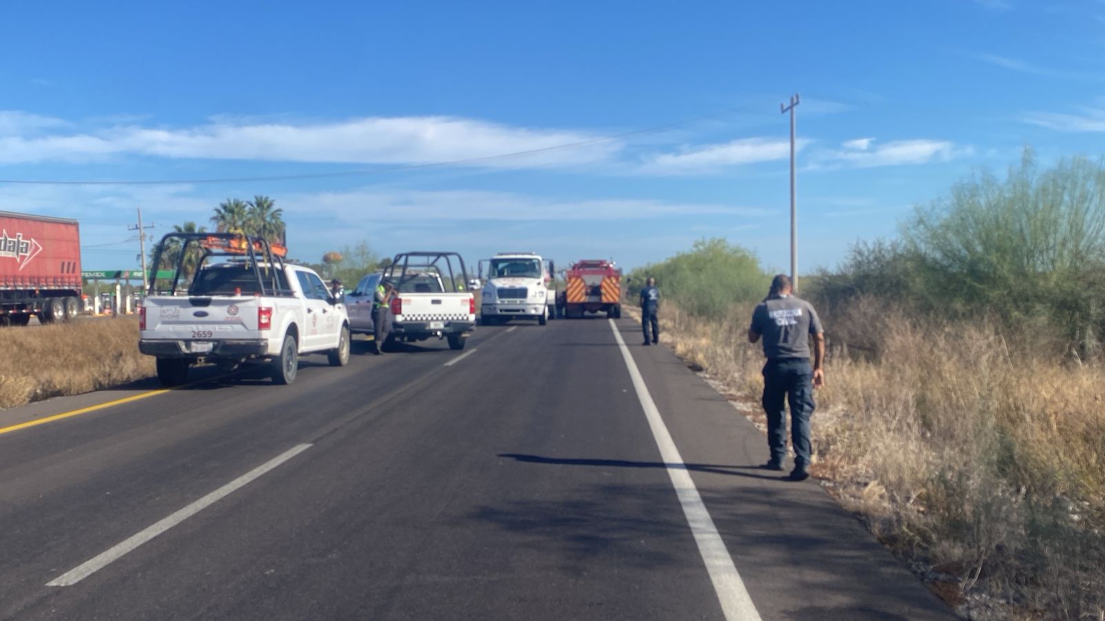Tráiler con dos cisternas de combustible queda volcado en la México 15