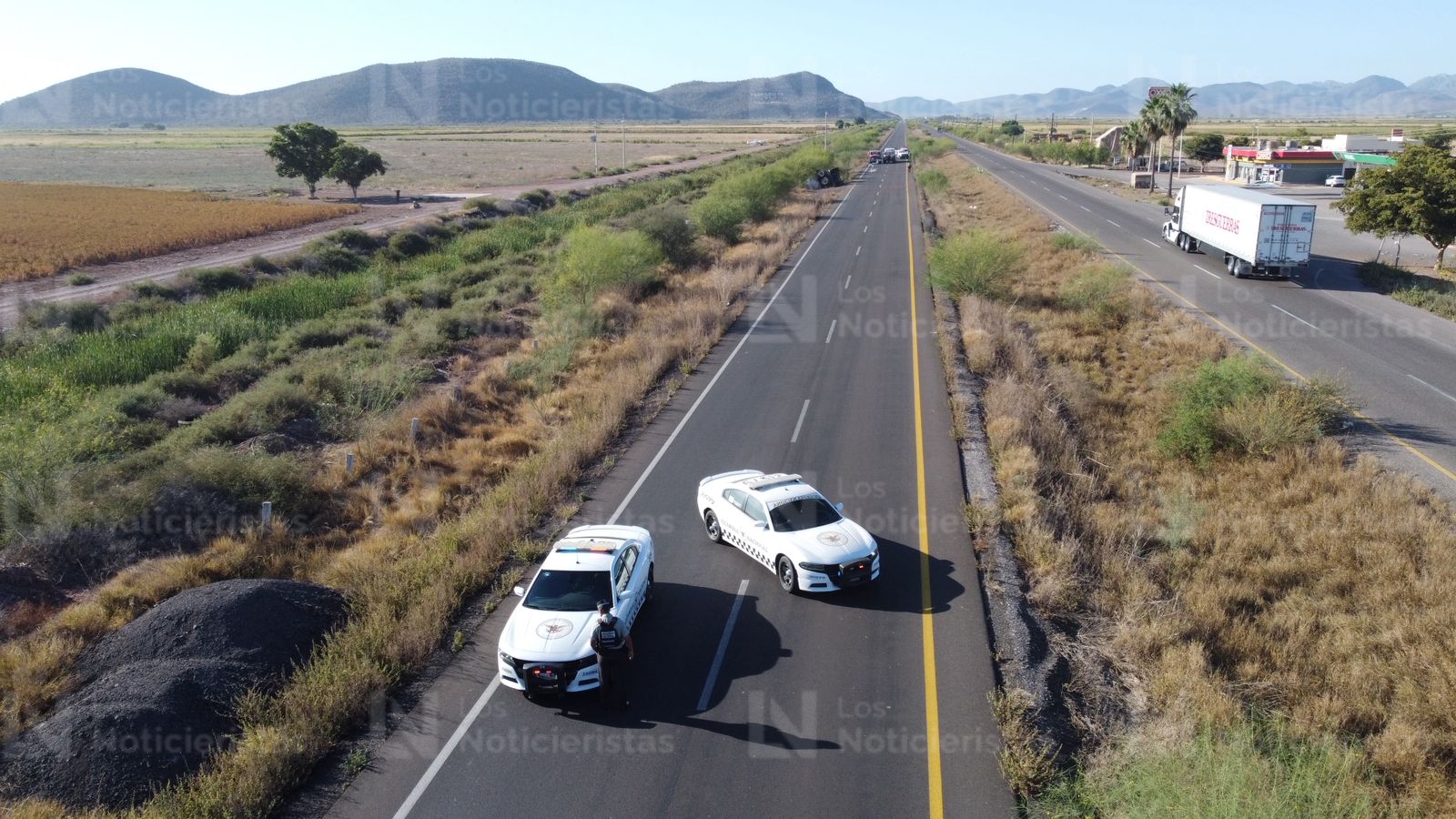 Tráiler con dos cisternas de combustible queda volcado en la México 15